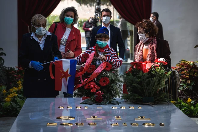 Srbski privrženci pokojnega jugoslovanskega voditelja Josipa Broza Tita se se mu poklonili v Hiši cvetja, ki se nahaja v Muzeju zgodovine Jugoslavije na Dedinju v Beogradu. 4. maja 2020 je bila 40. obletnica Titove smrti, v času, ko je zapuščina pokojnega jugoslovanskega voditelja še vedno tema razprav. FOTO: Andrej Isaković/Afp