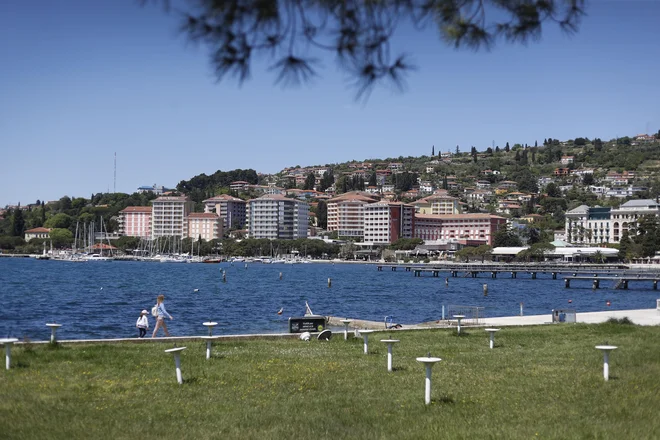 Na plaži se boste po kopanju lahko slekli, preoblekli in se posušili, ne pa posedali. FOTO: Leon Vidic/Delo