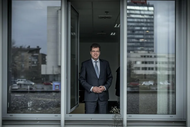 Razlog, da Slovenija uspešno obvladuje epidemijo, je v ustreznosti ukrepov, zdravstvenega sistema in spoštovanja omejitev, meni evropski komisar Janez Lenarčič, ki že nekaj mesecev deluje na krizni način. FOTO: Voranc Vogel/Delo