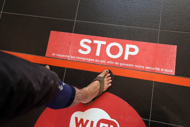 Socialna distanca je lahko pri nekaterih storitvah precej zapletena reč. FOTO: Reuters