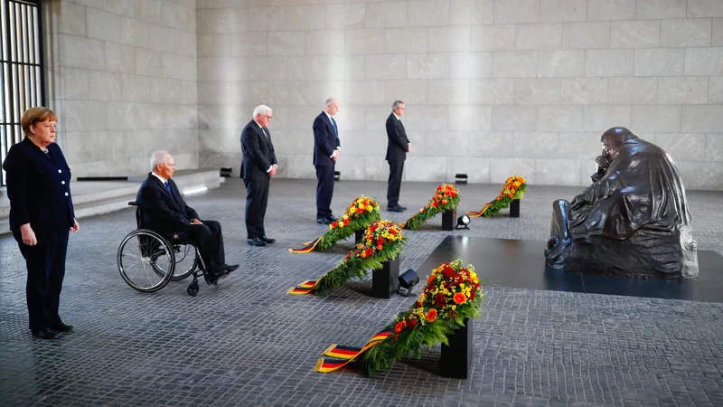 Konec druge svetovne vojne so v Berlinu obeležili tudi nemška kanclerka Angela Merkel, predsednik Bundestaga Wolfgang Schaeuble in nemški predsednik Frank-Walter Steinmeier. Foto: Hannibal Hanschke/Afp
