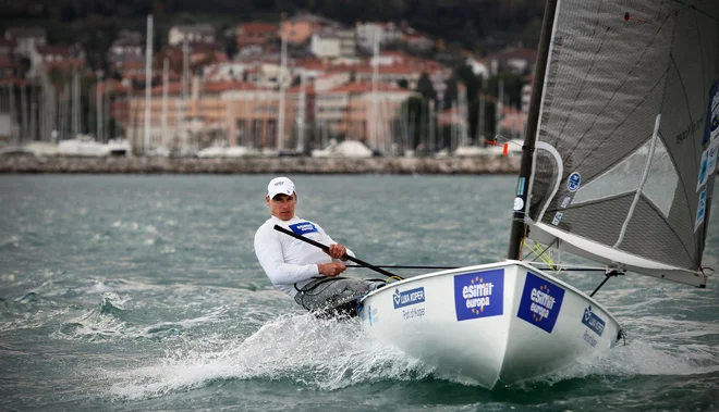 Žbogar je edini slovenski jadralec s tremi olimpijskimi medaljami; srebrn je bil leta 2016 v Rio de Janeiru v razredu finn ter leta 2008 v Pekingu v razredu laser, v katerem je bil bronast leta 2004 v Atenah. FOTO: BlaŽ Samec