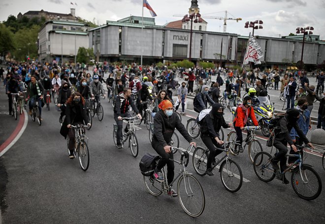 Danes se bo ponovil protest na kolesih proti vladi Janeza Janše. FOTO: Blaž Samec/Delo