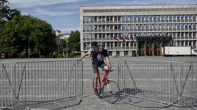 Fotografija: Pred današnjimi protesti so okoli parlamenta postavili ograje. FOTO: Blaž Samec/Delo