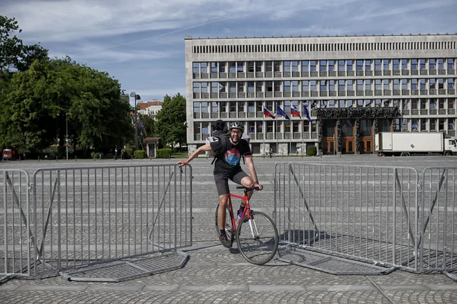 Pred današnjimi protesti so okoli parlamenta postavili ograje. FOTO: Blaž Samec/Delo
