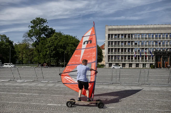 Ograjeni parlament. FOTO: Blaž Samec/Delo