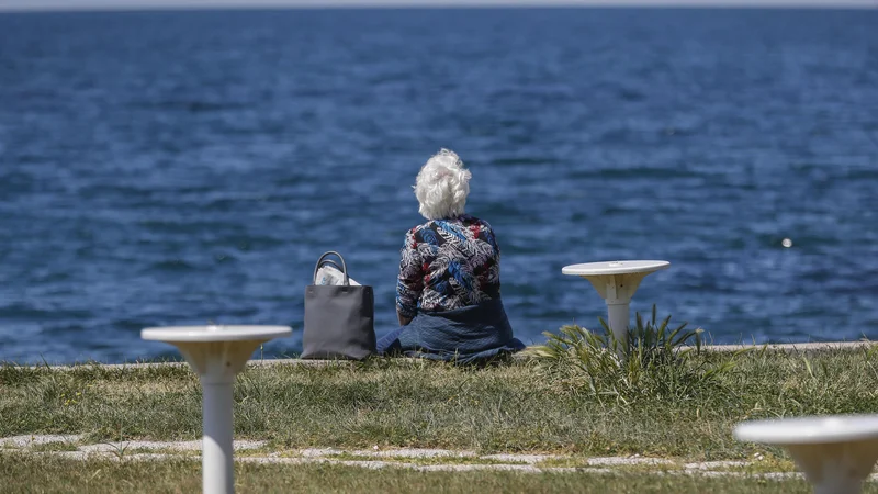 Fotografija: V kratkih besedah je težko popisati vse, čemur se mlajše generacije odpovedujejo, da bi zaščitile starejše. Foto Leon Vidic