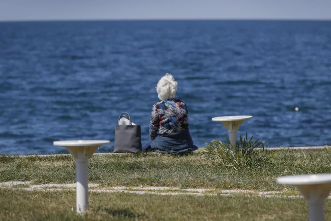 V kratkih besedah je težko popisati vse, čemur se mlajše generacije odpovedujejo, da bi zaščitile starejše. Foto Leon Vidic
