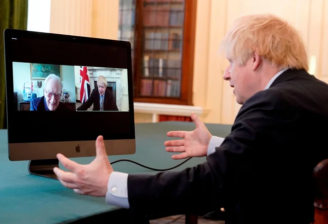Britanski premier Boris Johnson med videopogovorom s 102 leti starim vojnim veteranom Erniejem Horsfallom. Foto: Afp