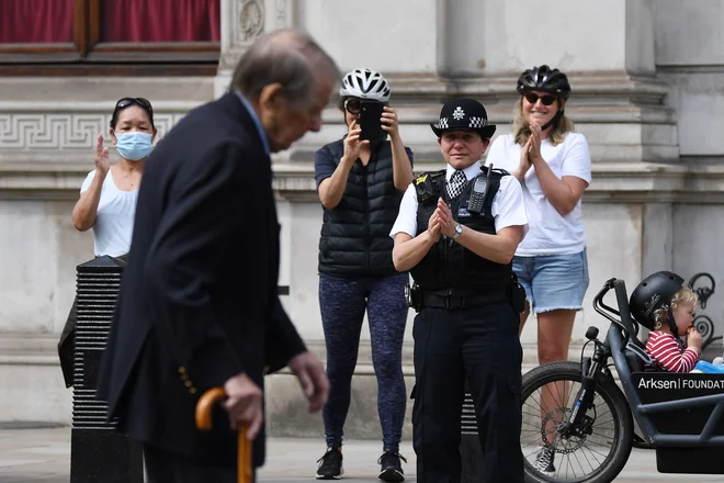 Londončani ploskajo 93-letnemu veteranu Louju Myersu. Foto: Afp