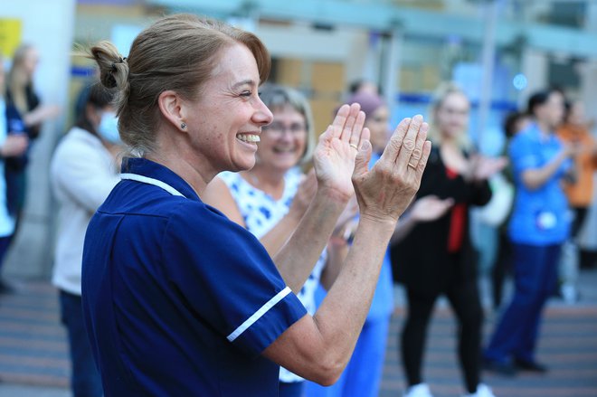 Osebje splošne bolnišnice v Leedsu ploska v podporo britanskim zdravstvenim delavcem. Foto: Afp