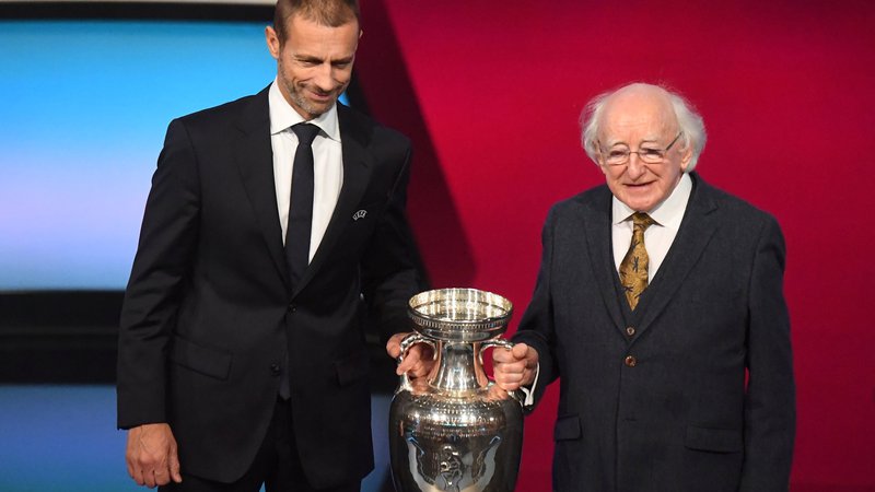 Fotografija: Uefin predsednik Aleksander Čeferin in irski predsednik Michael D. Higgins s trofejo za naslov evropskega prvaka po žrebu kvalifikacijskih skupin za euro 2020. FOTO: Reuters