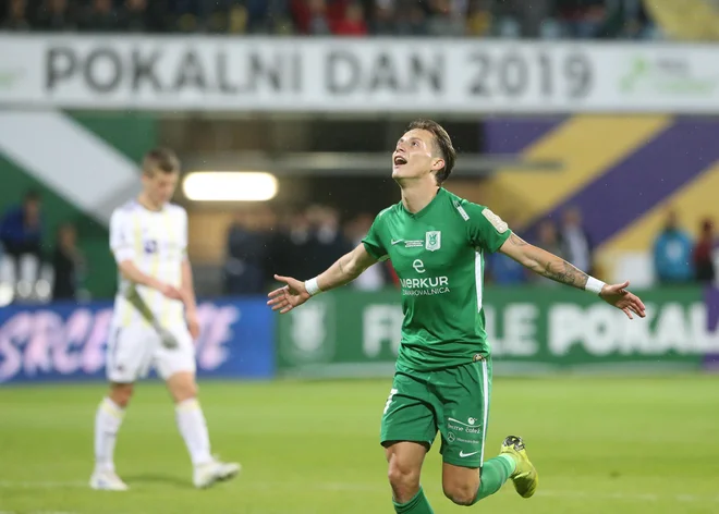 Zadnji derbi, četudi v pokalu, je konec maja zaznamoval tudi ljubljanski napadalec Stefan Savić. FOTO: Tadej Regent