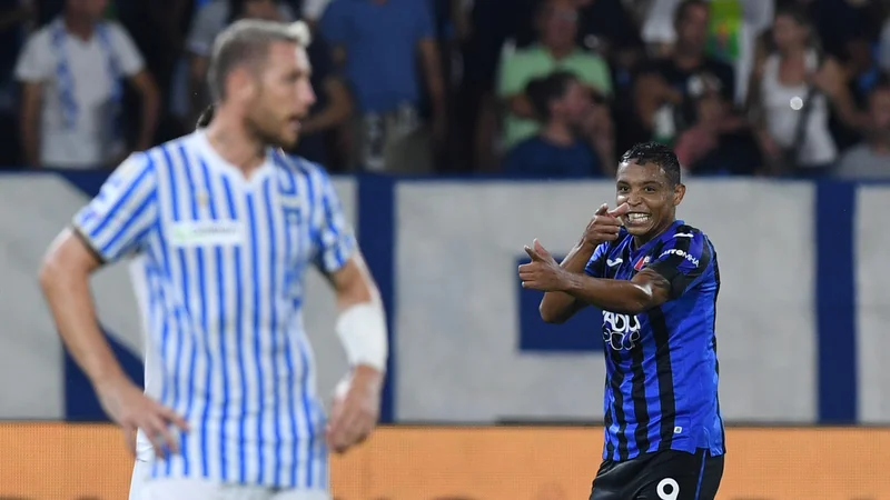 Fotografija: Jasmin Kurtić (levo) je takole spremljal veselje Luisa Muriela, letošnje okrepitve Atalante, ki je po vstopu v igro zabil dva gola Spalu in zasukal izid z 2:1 na 2:3. Atalanta je premagala Spal brez pomoči Josipa Iličića, ki je izpustil tekmo zavoljo kazni iz prejšnje sezone. FOTO: Reuters