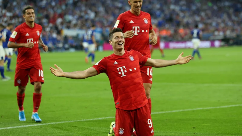 Fotografija: Naslednji teden bodo prišli v Stožice tudi napadalci Robert Lewandowski (Bayern), ki se je konec tedna takole veselil treh doseženih golov v bundesligi, Akadiusz Milik (Napoli) in Krzysztof Piatek (Milan). FOTO: Reuters
 