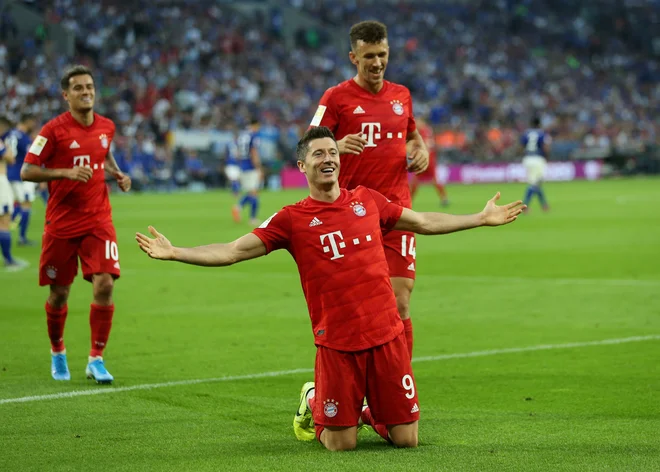 Naslednji teden bodo prišli v Stožice tudi napadalci Robert Lewandowski (Bayern), ki se je konec tedna takole veselil treh doseženih golov v bundesligi, Akadiusz Milik (Napoli) in Krzysztof Piatek (Milan). FOTO: Reuters<br />
&nbsp;