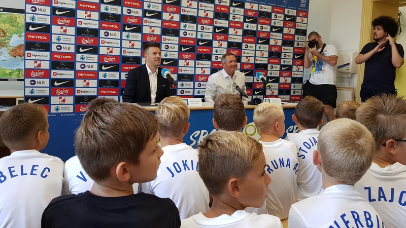 Fotografija: Matjaž Kek med novinarsko konferenco na osnovni šoli bratov Polančič v Mariboru. FOTO: Jernej Suhadolnik