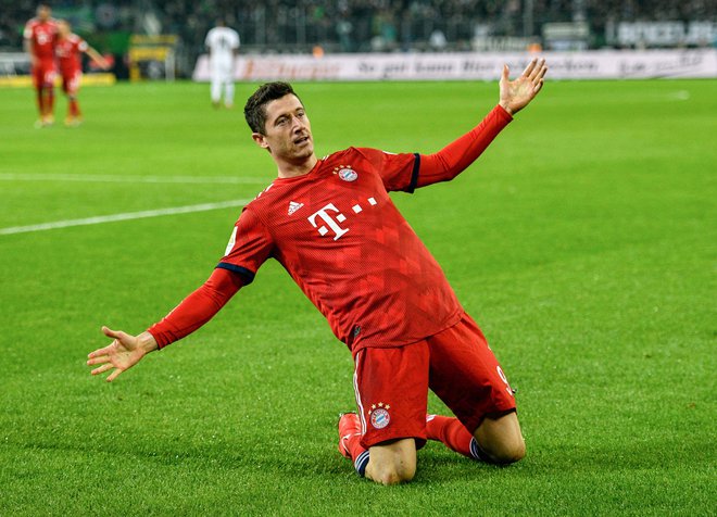 Izkušeni Robert Lewandowski doživlja drugo nogometno pomlad v majici Bayerna in deluje strahovito zrelo, klinično natančno in motivirano, ne kotira zaman na vrhu lestvice strelcev v bundesligi (6). FOTO: AFP