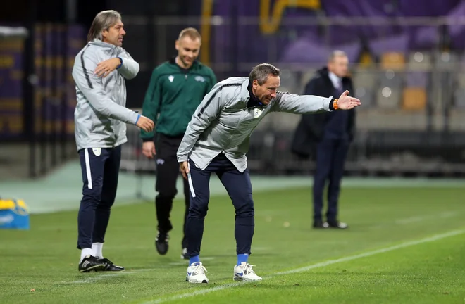 Primož Gliha pogosto vlaga ogromno energije v vodenje nogometnih tekem, zato ni čudno, da Slovenija U-21 beleži izjemno uspešen niz. FOTO: Tadej Regent