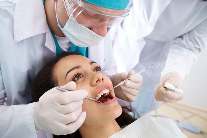 Zobozdravniki bodo prednostno obravnavali bolnike, ki so v zadnjih tednih prejeli le začasne nujne zobozdravstvene storitve ali medikamentozno zdravljenje za odpravo akutne simptomatike, ter bolnike, pri katerih je bilo v tem obdobju prekinjeno izvajanje 