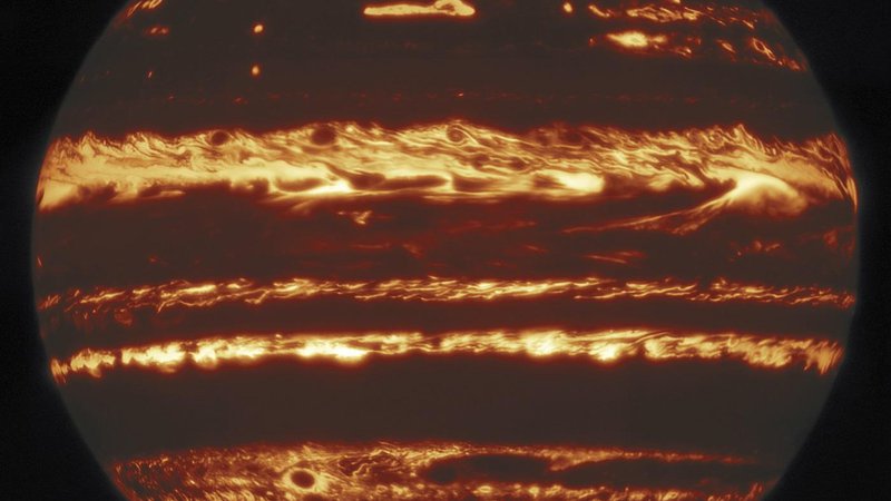 Fotografija: Infrardeči posnetek Jupitra je verjetno najboljši kdajkoli posnet z zemeljskim teleskopom. Sestavili so ga iz tako imenovanih srečnih posnetkov, ko je atmosfera dovolj mirna, da posnetek ni popačen.
FOTO: International Gemini Observatory/NOIRLab/NSF/AURA M.H. Wong (UC Berkeley) in Mahdi Zamani