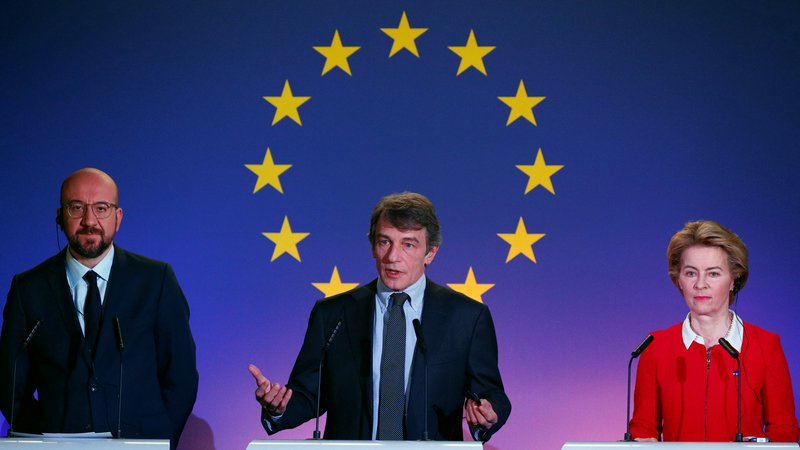 Fotografija: Predsednik evropskega sveta Charles Michel, predsednik evropskega parlamenta David Sassoli in predsednica evropske komisije Ursula von der Leyen. Foto: Francois Lenoir/Reuters