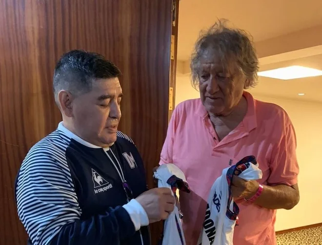 Tragična smrt Tomasa Felipeja Carlovicha (desno) je pretresla Argentince, med njimi tudi Diega Maradono, ki se je še pred meseci srečal z boemom, hipijem, a tudi igralcem, ki so ga občudovali številni rojaki. FOTO: Twitter