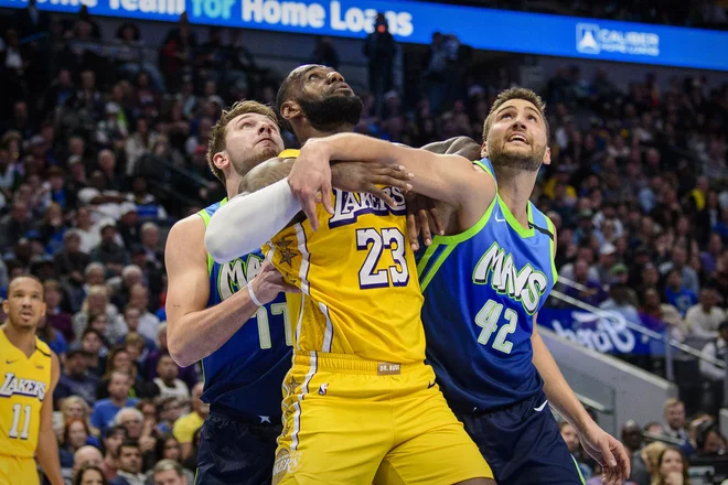 Tudi za prvega zvezdnika NBA LeBrona Jamesa (v sredini) je epidemija koronavirusa trenutno sovražnik št. 1. FOTO: USA TODAY Sports