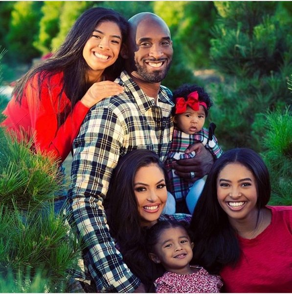 Vanessa Bryant je ob zapisu delila fotografijo srečne družine, preden je v njo kruto posegla usoda. FOTO: Instagram
