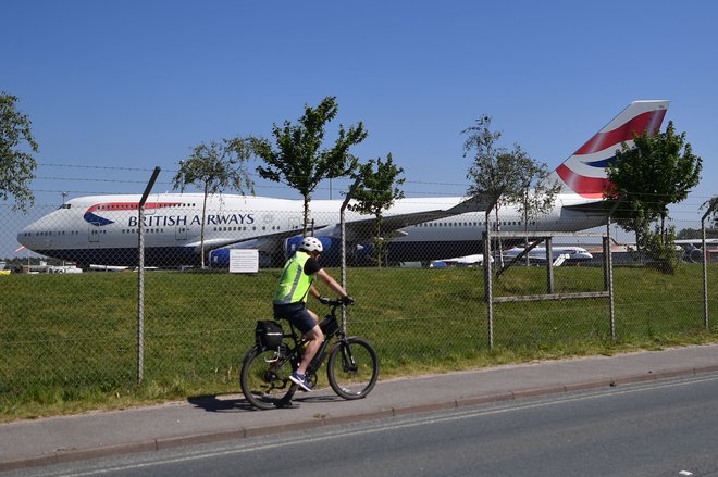 Uvedba samoizolacije za potnike iz tujine bi lahko imela poguben vpliv na letalsko industrijo, opozarjajo v britanskem združenju letalskih prevoznikov. British Airways v okviru prestrukturiranja zaradi koronavirusa načrtuje zmanjšanje števila zaposlenih z