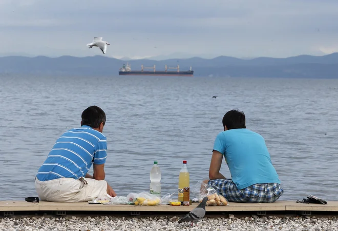 Zadrževanje na plažah, poležavanje, sončenje, druženje in prehranjevanje je še vedno prepovedano. Izjema so individualne športno-rekreativne dejavnosti, prepoved velja tudi za druge javne površine. FOTO: Aleš Černivec