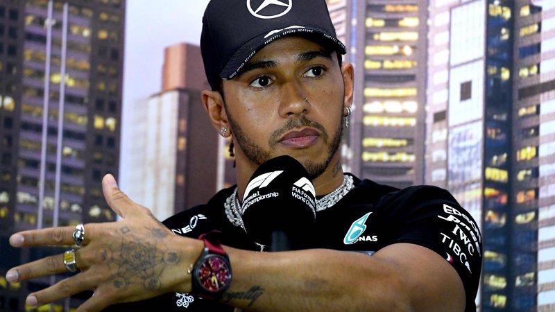Fotografija: Lewis Hamilton že komaj čaka, da se spet usede v srebrno puščico. FOTO: AFP