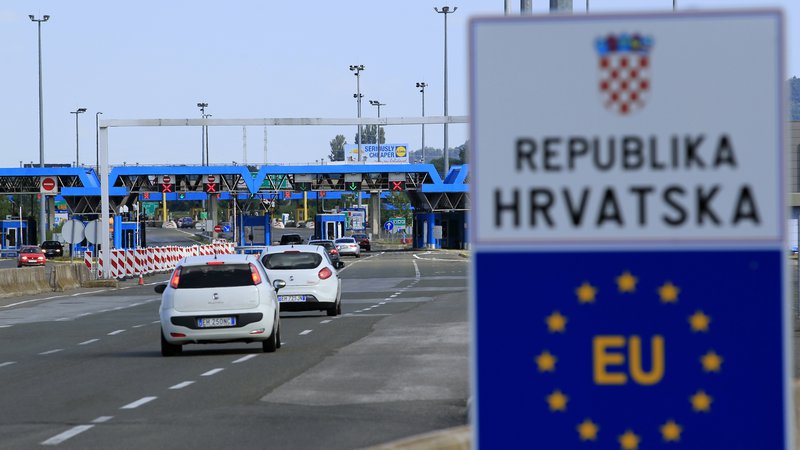 Fotografija: Po vstopu na Hrvaško bo treba spoštovati vse epidemiološke ukrepe, pri čemer 15-dnevna samoizolacija ni več obvezna. FOTO: Reuters