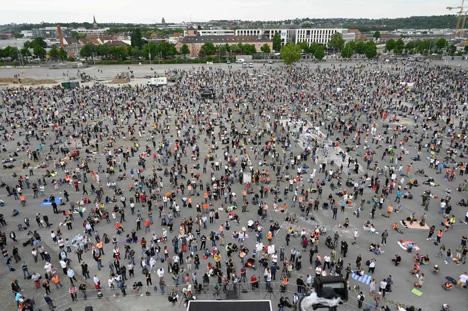 V Stuttgartu se je po navedbah oblasti zbralo največ 10.000 ljudi, policija podatka ni objavila. FOTO: afp