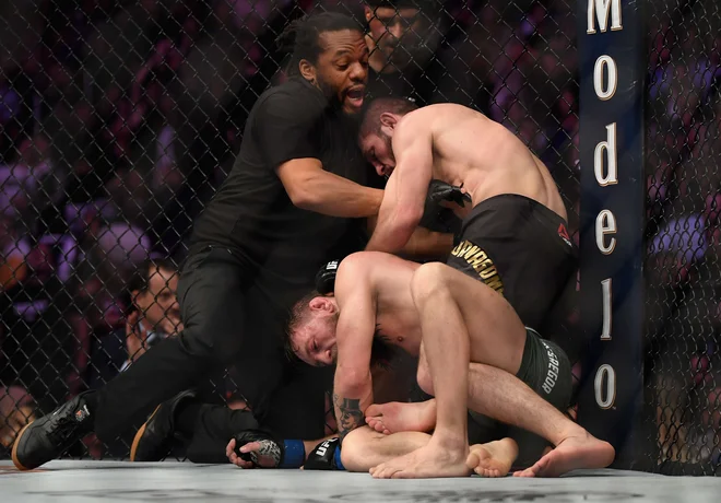 Ruski borec Habib Nurmagomedov je v četrti rundi z davljenjem prisilil k vdaji Irca Conorja McGregorja, nato pa mu je počil film. FOTO: AFP
