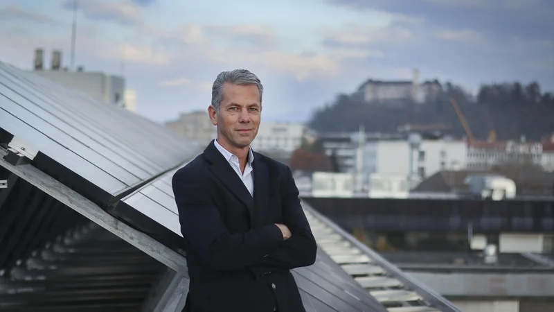 Fotografija: Dr. Marko Topić lahko proizvodnjo sončne elektrarne na strehi Fakultete za elektrotehniko preveri kadar koli v aplikaciji. FOTO: Jože Suhadolnik/Delo