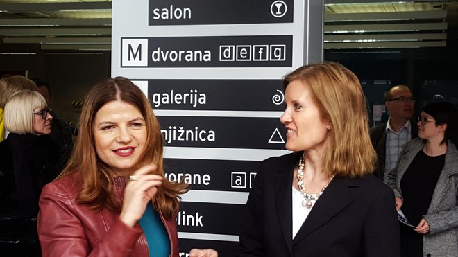 Sonja Šmuc in Miimu Airaksinen pred otvoritvijo razstave. FOTO: Borut Tavčar/Delo