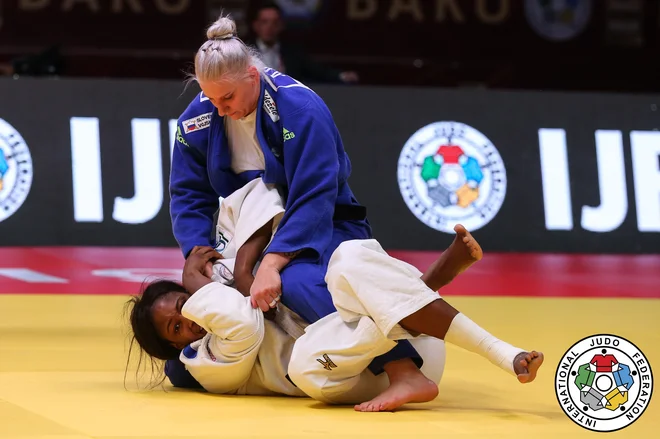 Ana Velenšek je v obračunu za bronasto kolajno ugnala Francozinjo Anne Fatoumato M Bairo. FOTO: Emanuele Di Feliciantonio/IJF