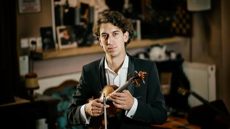 Fotografija: Violinist in skladatelj Matija Krečič je izdal drugi album avtorske glasbe Cut / Rez. FOTO: Bojan Stepančič