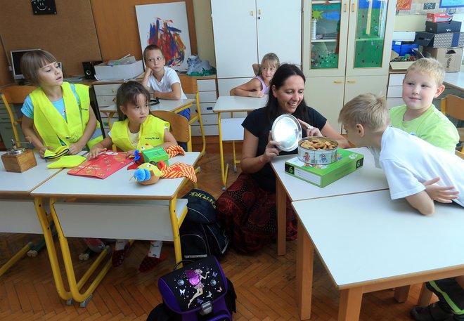 Šole bodo morale zagotoviti, da otroci ne bodo več sedeli skupaj. FOTO: Tadej Regent