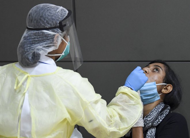 Strokovnjaki opozarjajo, da je število okuženih večje od zdaj znanih štirih milijonov, saj nekatere države slabo izvajajo testiranja. FOTO: AFP