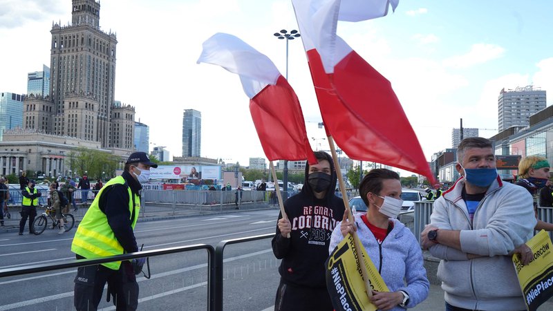 Fotografija: Pred dnevi so tudi na Poljskem protestirali in od vlade zahtevali več pomoči gospodarstvu. FOTO: Janek Skarzynski AFP