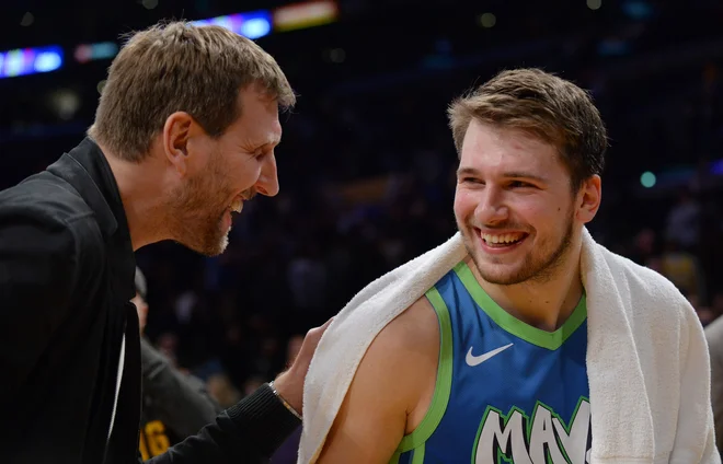 Dirk Nowitzki (levo) je tudi po upokojitvi rad namenil kakšen nasvet Luki Dončiću. FOTO: USA Today Sports
