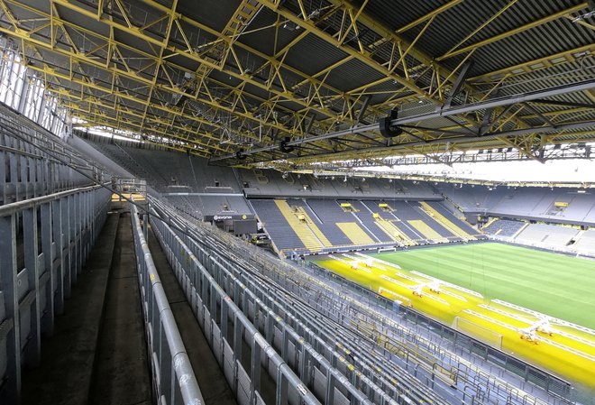 Prav nenavadno bo videti največji nemški nogometni štadion v Dortmundu brez gledalcev. FOTO: Reuters