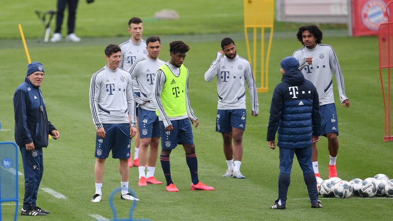Fotografija: Bayernovi nogometaši so se prvič po daljšem času zbrali na skupnem treningu v Allianz Areni. FOTO: Reuters
