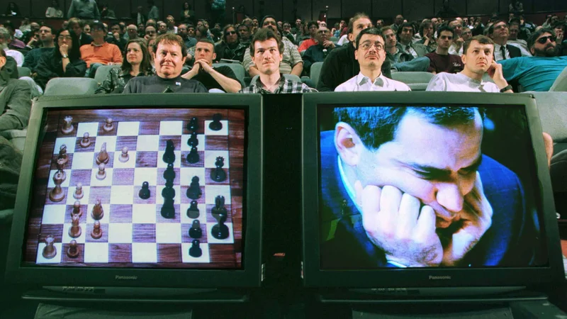 Fotografija: Gari Kasparov med dvobojem z računalnikom Deep Blue leta 1997. FOTO: Reuters.