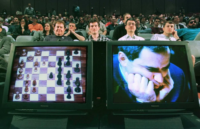 Gari Kasparov med dvobojem z računalnikom Deep Blue leta 1997. FOTO: Reuters.