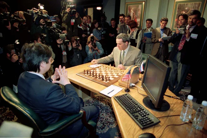 Medtem ko si je Gari Kasparov (desno) belil glavo, katero potezo bi povlekel, je uslužbenec IBM mirno čakal na napotke umetne inteligence. FOTO: Reuters