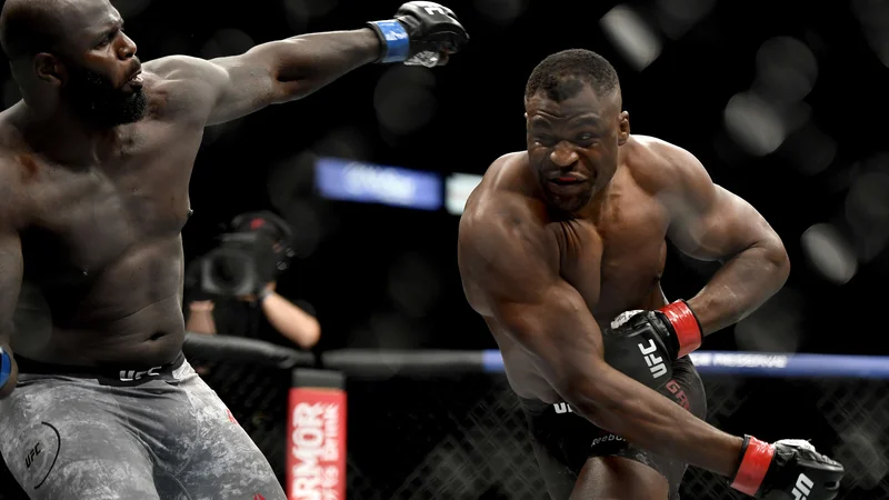 Fotografija: Kamerunski težkokategornik Francis Ngannou (desno) je po hitrem postopku opravil s Surinamcem Jairzinhom Rozenstruikom. FOTO: AFP