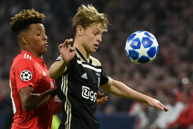 Nizozemski vezist Frenkie de Jong (desno) velja na trgu dobrih 40 milijonov evrov.